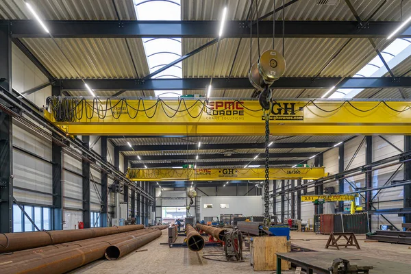 Innenraum Einer Stahlfabrik Mit Mobilkränen Stahlpfählen Und Trägern Und Schweißer — Stockfoto