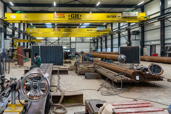 Innenraum Einer Stahlfabrik Mit Mobilkränen Stahlpfählen Und Trägern Und Schweißer — Stockfoto