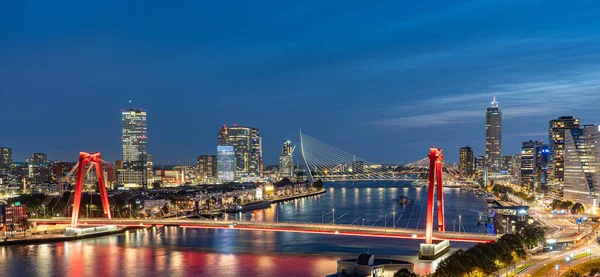 Gece Rotterdam Gökyüzü Çizgisi Maas Nehri Üzerinde Willems Köprüsünü Erasmus — Stok fotoğraf