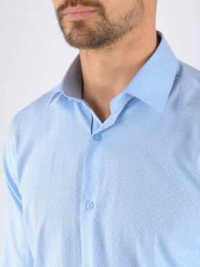İzole edilmiş beyaz arkaplanda erkek gömleği