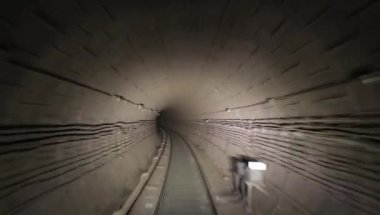Tren şöförünün kabininden metro tüneline doğru bak.