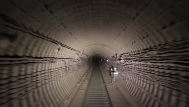 Tren şöförünün kabininden metro tüneline doğru bak.