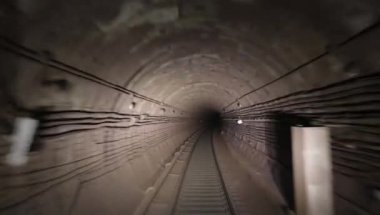 Tren şöförünün kabininden metro tüneline doğru bak.