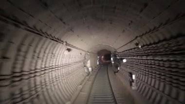 Tren şöförünün kabininden metro tüneline doğru bak.