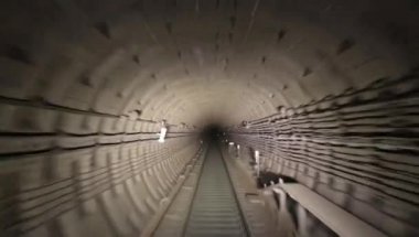 Tren şöförünün kabininden metro tüneline doğru bak.