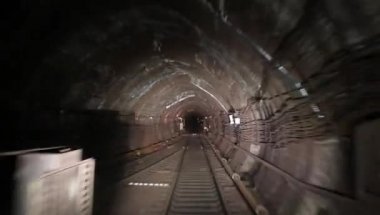 Tren şöförünün kabininden metro tüneline doğru bak.