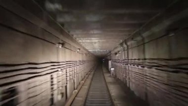 Tren şöförünün kabininden metro tüneline doğru bak.