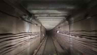 Tren şöförünün kabininden metro tüneline doğru bak.