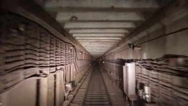 Tren şöförünün kabininden metro tüneline doğru bak.