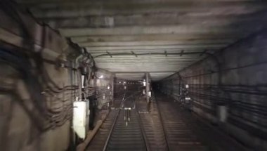 Tren şöförünün kabininden metro tüneline doğru bak.
