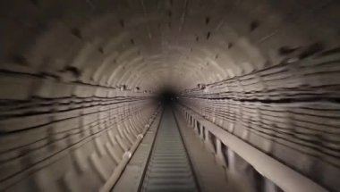 Tren şöförünün kabininden metro tüneline doğru bak.