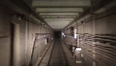 Tren şöförünün kabininden metro tüneline doğru bak.