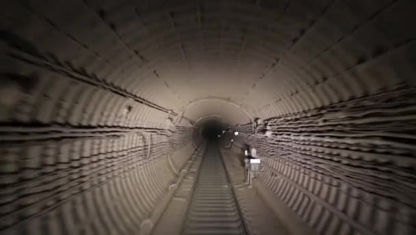 Θέα Κατά Μήκος Της Σήραγγας Του Μετρό Από Καμπίνα Μηχανοδηγού — Αρχείο Βίντεο