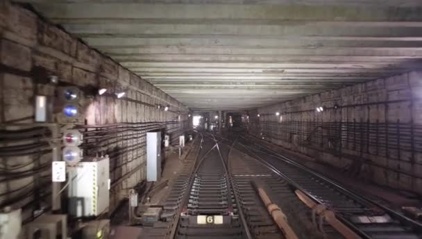 Vista Lungo Tunnel Della Metropolitana Dalla Cabina Del Macchinista — Video Stock