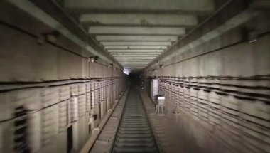 Tren şöförünün kabininden metro tüneline doğru bak.