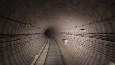 Tren şöförünün kabininden metro tüneline doğru bak.