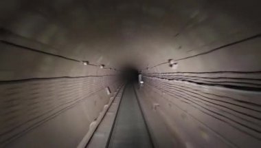 Tren şöförünün kabininden metro tüneline doğru bak.