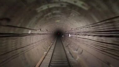 Tren şöförünün kabininden metro tüneline doğru bak.