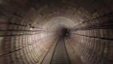 Tren şöförünün kabininden metro tüneline doğru bak.