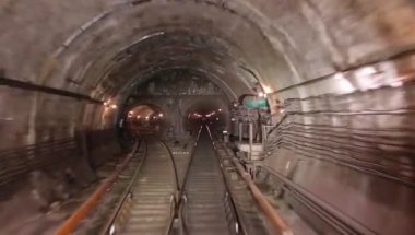 Tren şöförünün kabininden metro tüneline doğru bak.