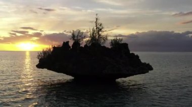 Batan güneşin ışınlarında kristal kaya, Mauritius adası.