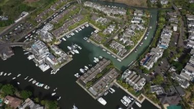 Havadan görüntü: Mauritius Adası, La Balise Marina 'da yatlar ve daireler 