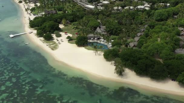 空中景观 美丽的热带海滩线 有游泳池 毛里求斯岛 — 图库视频影像