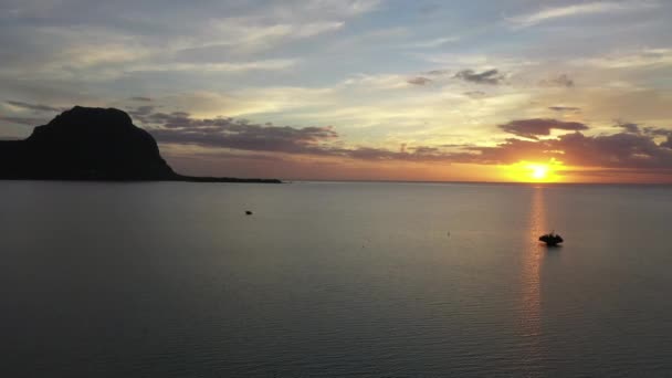 Vista Aérea Montaña Morne Brabant Roca Cristalina Atardecer Isla Mauricio — Vídeos de Stock