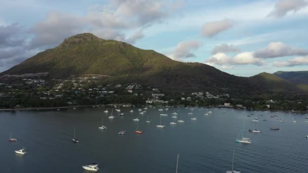 Vista Aérea Yates Lujo Están Estacionados Grande Riviere Noire Isla — Vídeo de stock