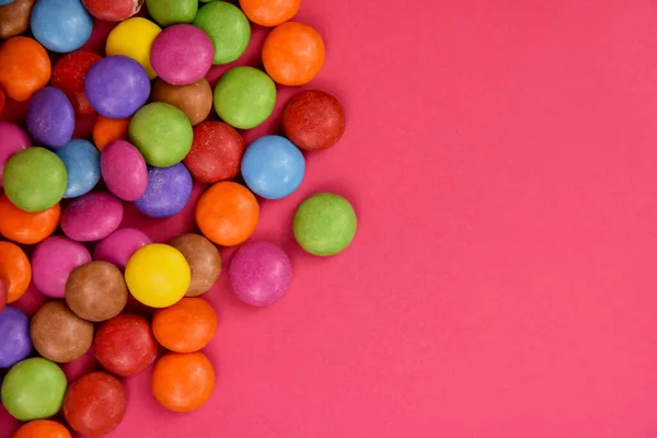 Kerek Színes Cukorka Egy Rózsaszín Háttér Keret Stock Képek Csokoládé — Stock Fotó