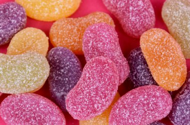 Ekşi jöleli şekerler, yakın planda, stok görüntüler. Renkli ekşi şeker yığını. Detaylı görüntüler.