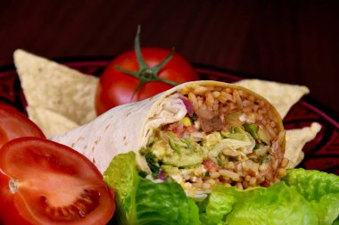 Sebze soslu burrito dürümü. Geleneksel Meksika yemekleri. Vejetaryen fasulyesi ve pirinç dürümü.