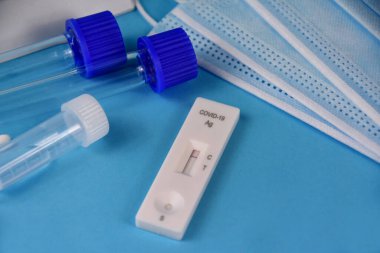 Covid 19 hızlı antijen testi stok görüntüleri. COVID-19 ve laboratuvar ekipmanları için mavi arkaplan yakın plan stok fotoğraf üzerinde hızlı test kullanarak negatif test sonucu