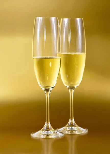 Altın Arka Planda Iki Kadeh Şampanya Altın Sarısı Parlak Arka — Stok fotoğraf