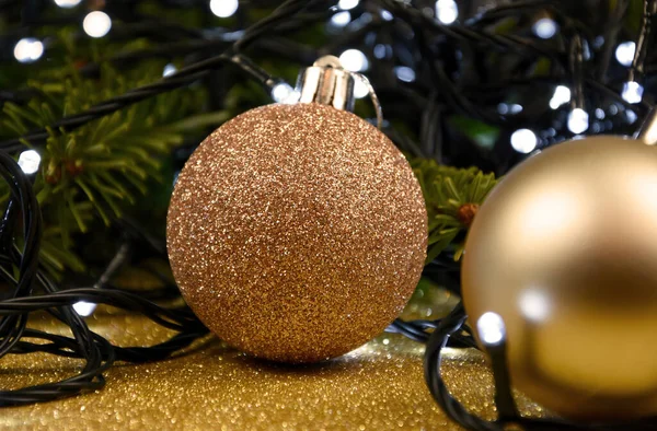 Vacker Gyllene Jul Glitter Boll Med Ljus Jul Krans Stock — Stockfoto