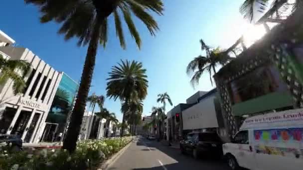 Los Angeles Haziran 2022 Ünlü Rodeo Drive Boyunca Araba Sürmek — Stok video