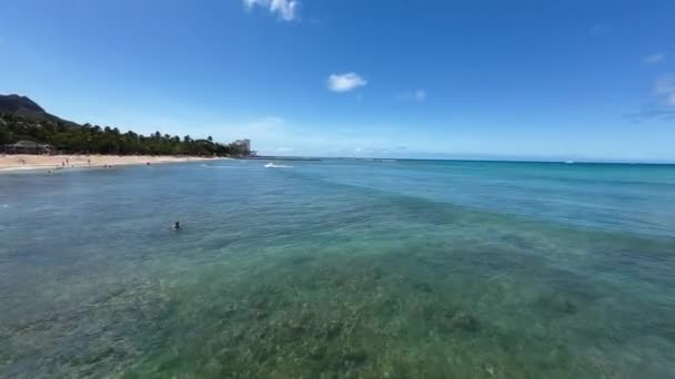Панорамный Вид Знаменитый Пляж Вайкики Океана Уровне Воды Бирюзовый Цвет — стоковое видео