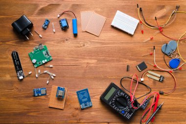  PCB gibi elektronik bileşenlerin üst görünümü