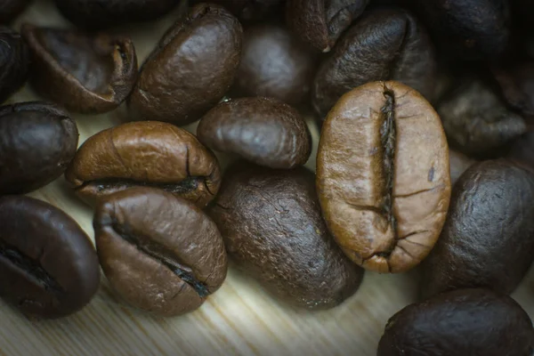 Кофейные зёрна лежат на кухонном столе — стоковое фото