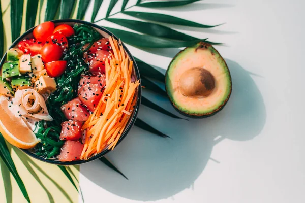 Tazón poke con tomates de atún y chuka. cocina hawaiana — Foto de Stock