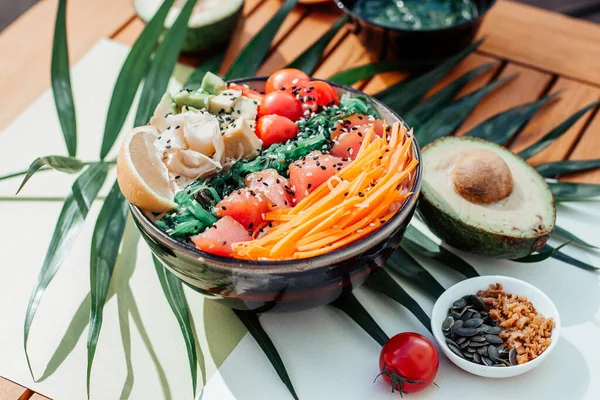 A dish of national Asian cuisine. poke bowl with tuna fish — 图库照片