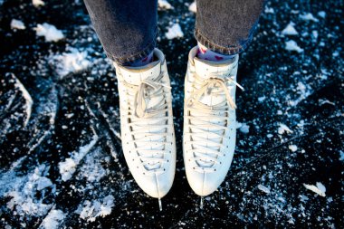Modaya uygun beyaz patenli bir kızın yakın çekimi. en üstteki görünüm