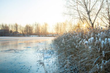 Gölde şafak vakti. Kış manzarası. Balıkçılardan sonra buzda delikler açılır.