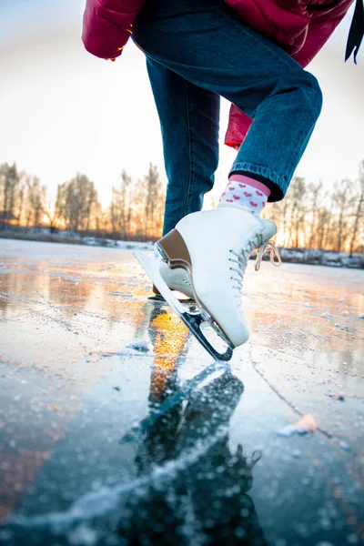 Ein Mädchen Zeigt Modische Eiskunstläufer Auf Einem Zugefrorenen See — Stockfoto