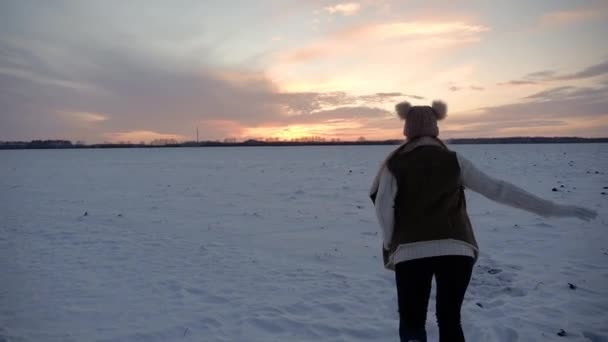 Ragazza sta ridendo prendendo in giro saltando sorriso allegramente correndo verso il tramonto — Video Stock