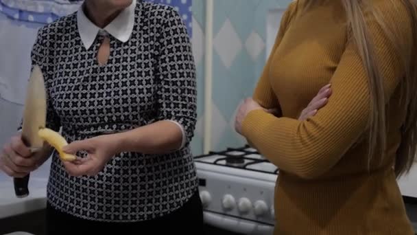 Два покоління на кухні. Мама вчить доньку готувати. — стокове відео