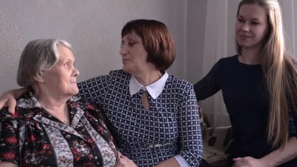 La nonna molto vecchia la nipote di madre a riunione di famiglia.Gli adulti visitano anziani — Video Stock