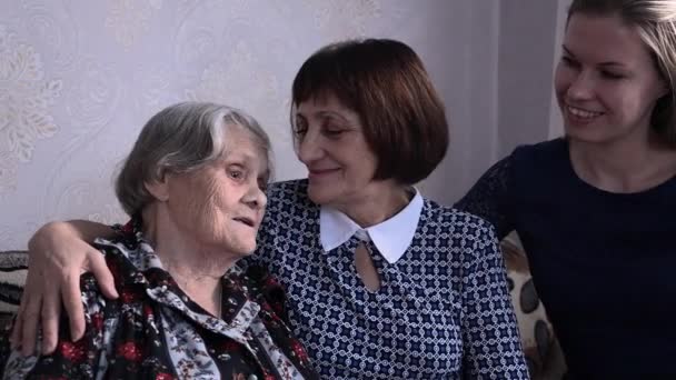Πολύ ηλικιωμένη γιαγιά εγγονή σε οικογενειακή συνάντηση. Ενήλικες επισκέπτονται ηλικιωμένους — Αρχείο Βίντεο