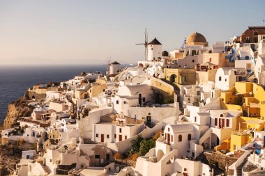 Oia, Yunanistan - 8 Ekim 2021: Santorini adasındaki Oia köyü gün batımında.