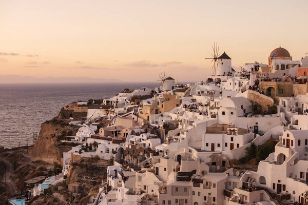 Ия, Греция - 8 октября 2021 года: Деревня Ия на острове Санторини на закате.